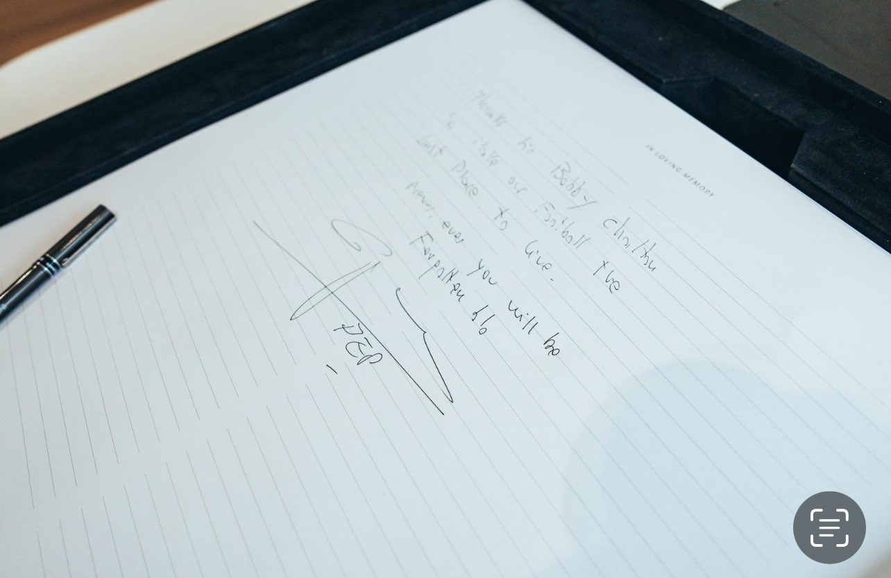 曼城官网:瓜帅在查尔顿爵士吊唁册上署名,大使萨默比前往致哀